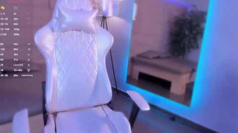 Snapshot of hannahmonttgomery chatting on March 2026 04:45:02 PM hannahmonttgomery Help me reach 100 Hands up online show from March 2026 04:45:02 PM