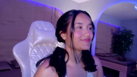 Snapshot of hannahmonttgomery chatting on April 2026 04:35:01 PM hannahmonttgomery Help me reach 100 Hands up online show from April 2026 04:35:01 PM