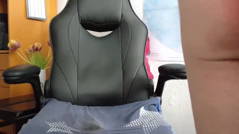 Snapshot of hansi63 chatting on January 2025 12:01:01 PM charly online show from January 2025 12:01:01 PM