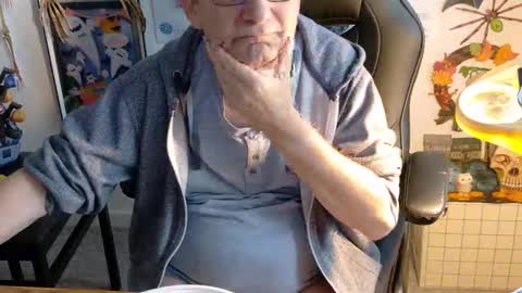 Snapshot of hansi63 chatting on October 2025 10:27:02 AM charly online show from October 2025 10:27:02 AM