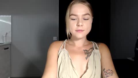 happy_fox_ online show from September 2025 07:47:02 PM