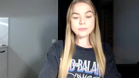 happy_fox_ online show from November 2025 09:09:02 PM