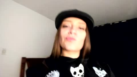 Snapshot of hat_girlx chatting on June 2026 05:07:01 AM Nicole Dior online show from June 2026 05:07:01 AM