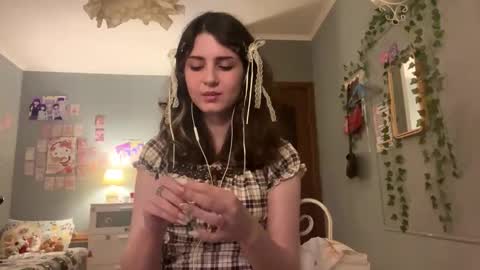 Snapshot of hedwiggrossberg chatting on December 2025 03:51:01 PM Sarah online show from December 2025 03:51:01 PM