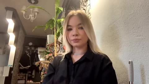 Snapshot of heikewormwood chatting on December 2025 09:14:01 AM Lana online show from December 2025 09:14:01 AM