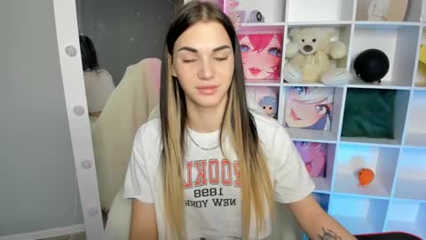 Snapshot of hellen__moore chatting on December 2024 01:07:02 AM GTM3Mon Tue Wed Thu Fri San 0400 am-1030pm online show from December 2024 01:07:02 AM
