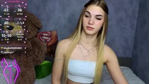 Snapshot of hellen__moore chatting on October 2025 12:47:02 AM GTM3Mon Tue Wed Thu Fri San 0400 am-1030pm online show from October 2025 12:47:02 AM