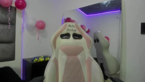 hellen__smith_ online show from November 2025 01:02:01 PM