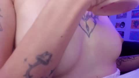 Snapshot of helloskinnygirls chatting on October 2025 09:59:01 PM Raven and Momo online show from October 2025 09:59:01 PM