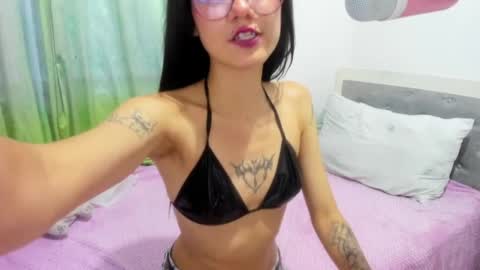 Snapshot of helloskinnygirls chatting on April 2026 11:05:02 PM Raven and Momo online show from April 2026 11:05:02 PM