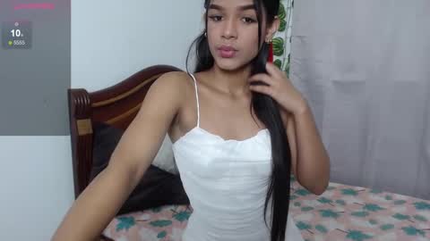 Snapshot of hermione_sweet18 chatting on December 2024 10:41:02 PM Alana online show from December 2024 10:41:02 PM