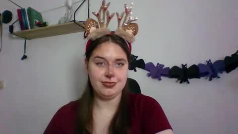 hess_luna_ online show from October 2025 09:09:02 AM