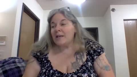 Snapshot of hippysnewhere chatting on April 2026 02:04:02 AM hippysnewhere online show from April 2026 02:04:02 AM