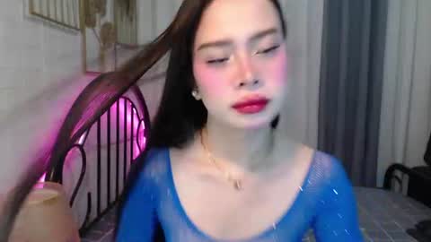 hoelymolly online show from June 2026 06:25:02 PM