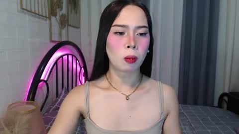 hoelymolly online show from July 2026 06:18:01 PM