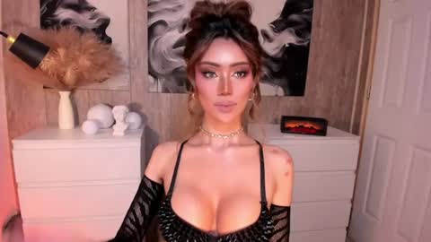 Snapshot of holee_laura chatting on June 2026 08:06:01 AM Ms. Laura online show from June 2026 08:06:01 AM