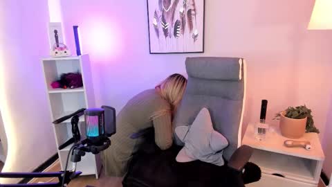 Hollie online show from March 2026 12:00:01 PM