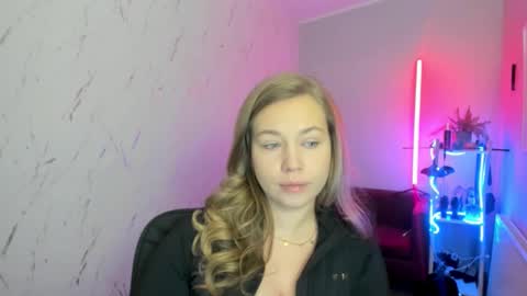 Holly online show from November 2025 09:40:01 PM