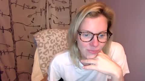 holly_bourbon online show from June 2026 12:32:02 AM