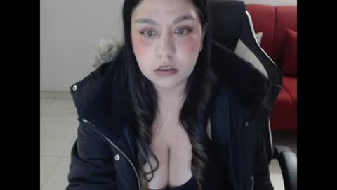 Snapshot of holly_itzel chatting on July 2026 02:25:01 AM Itzel online show from July 2026 02:25:01 AM
