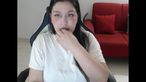 Snapshot of holly_itzel chatting on July 2026 02:05:01 AM Itzel online show from July 2026 02:05:01 AM
