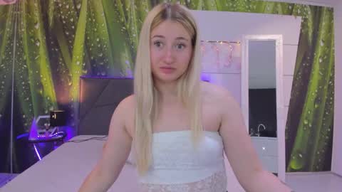 Snapshot of hollytaillor chatting on June 2026 05:31:02 AM HollyTaillor online show from June 2026 05:31:02 AM