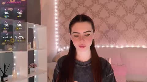 Mia online show from November 2025 03:31:01 AM