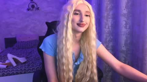 honey_sunset online show from September 2025 05:46:02 PM