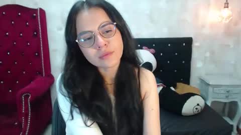 Snapshot of honeybuu_ chatting on May 2026 02:55:01 PM Emily online show from May 2026 02:55:01 PM