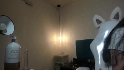 Snapshot of honeybuu_ chatting on May 2026 04:09:02 AM Emily online show from May 2026 04:09:02 AM