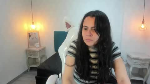 Snapshot of honeybuu_ chatting on June 2026 02:33:01 PM Emily online show from June 2026 02:33:01 PM
