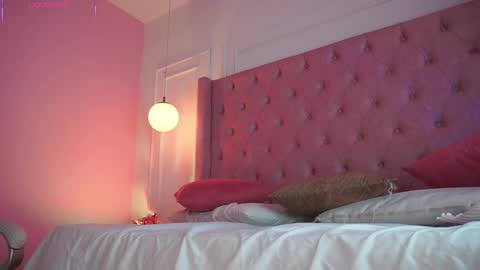 Honey Moon  Help me to reach 100 thumbs up online show from April 2026 07:22:01 PM