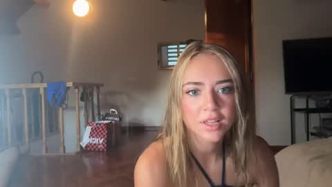 Snapshot of honeyyy95 chatting on July 2026 05:14:01 AM Honey online show from July 2026 05:14:01 AM