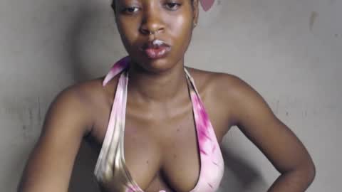 Snapshot of hornyslut_xx chatting on April 2026 09:18:01 AM Bella online show from April 2026 09:18:01 AM
