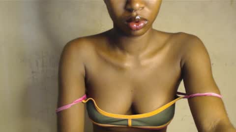 Snapshot of hornyslut_xx chatting on May 2026 07:03:01 AM Bella online show from May 2026 07:03:01 AM