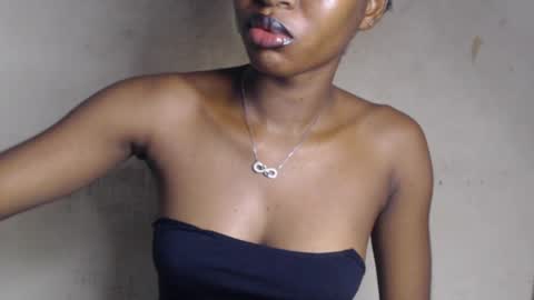 Snapshot of hornyslut_xx chatting on June 2026 07:39:01 AM Bella online show from June 2026 07:39:01 AM