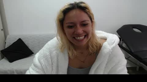 Snapshot of hot_mommymia chatting on March 2025 02:12:02 PM Mia online show from March 2025 02:12:02 PM