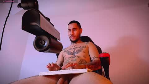 HoTLatinoX20CM online show from April 2026 04:23:01 PM