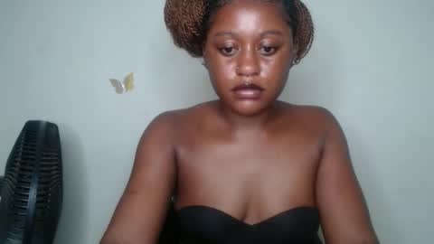 Snapshot of hottie_ebonie chatting on October 2025 12:11:02 AM Ella online show from October 2025 12:11:02 AM