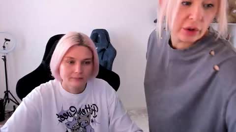 Nessie and Jessie online show from October 2025 09:54:02 AM