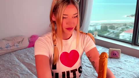 Snapshot of hypnotic_kitty chatting on January 2025 08:54:02 AM Your submissive lady 3 online show from January 2025 08:54:02 AM