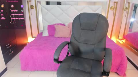 Kristi online show from November 2025 07:32:02 PM