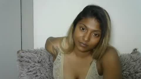 indianqtpie6 online show from October 2025 06:52:02 PM