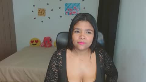 Aleja vallejo online show from November 2025 03:15:02 PM