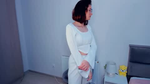 Kira online show from November 2025 04:11:02 AM