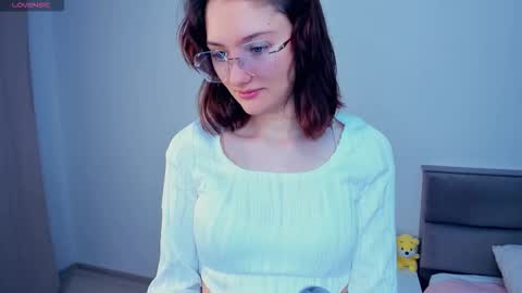 Kira online show from November 2025 04:11:01 AM