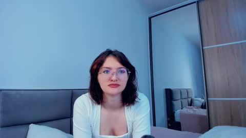 Kira online show from November 2025 04:01:02 AM