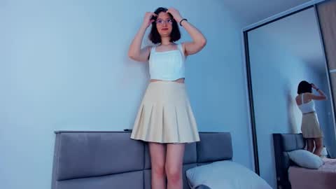 Kira online show from November 2025 04:12:02 AM