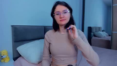 Kira online show from November 2025 04:14:02 AM