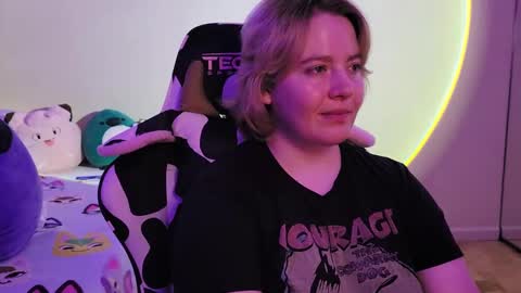 Faye online show from December 2024 04:59:02 AM